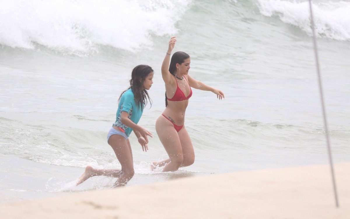 Mel Maia curte dia de sol na Praia da Barra da Tijuca, na Zona Oeste do Rio
