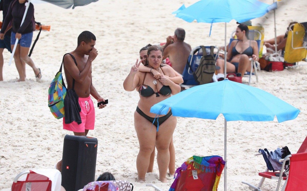 Mel Maia curte dia de sol na Praia da Barra da Tijuca, na Zona Oeste do Rio