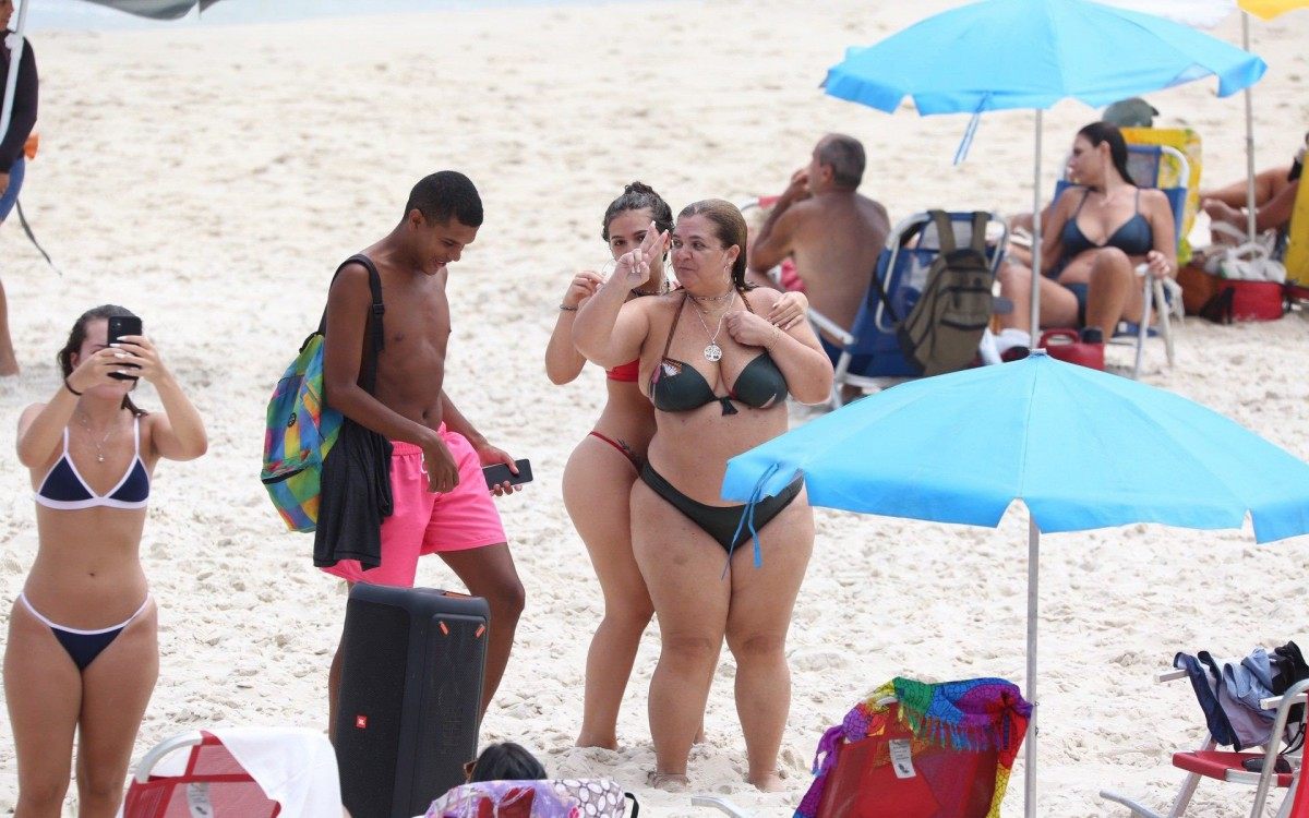 Mel Maia curte dia de sol na Praia da Barra da Tijuca, na Zona Oeste do Rio