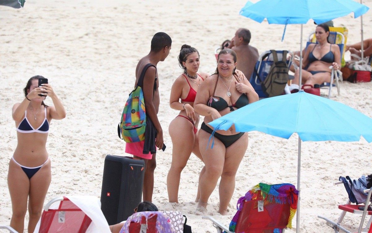 Mel Maia curte dia de sol na Praia da Barra da Tijuca, na Zona Oeste do Rio