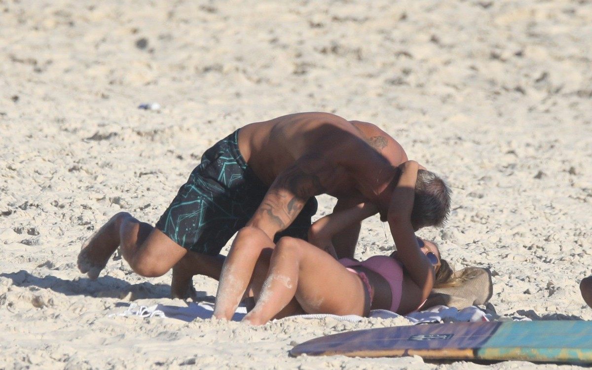 Ex-BBBs Jonas Sulzbach e Mari Gonzalez curtem tarde de sol na Praia da Barra da Tijuca, na Zona Oeste do Rio
