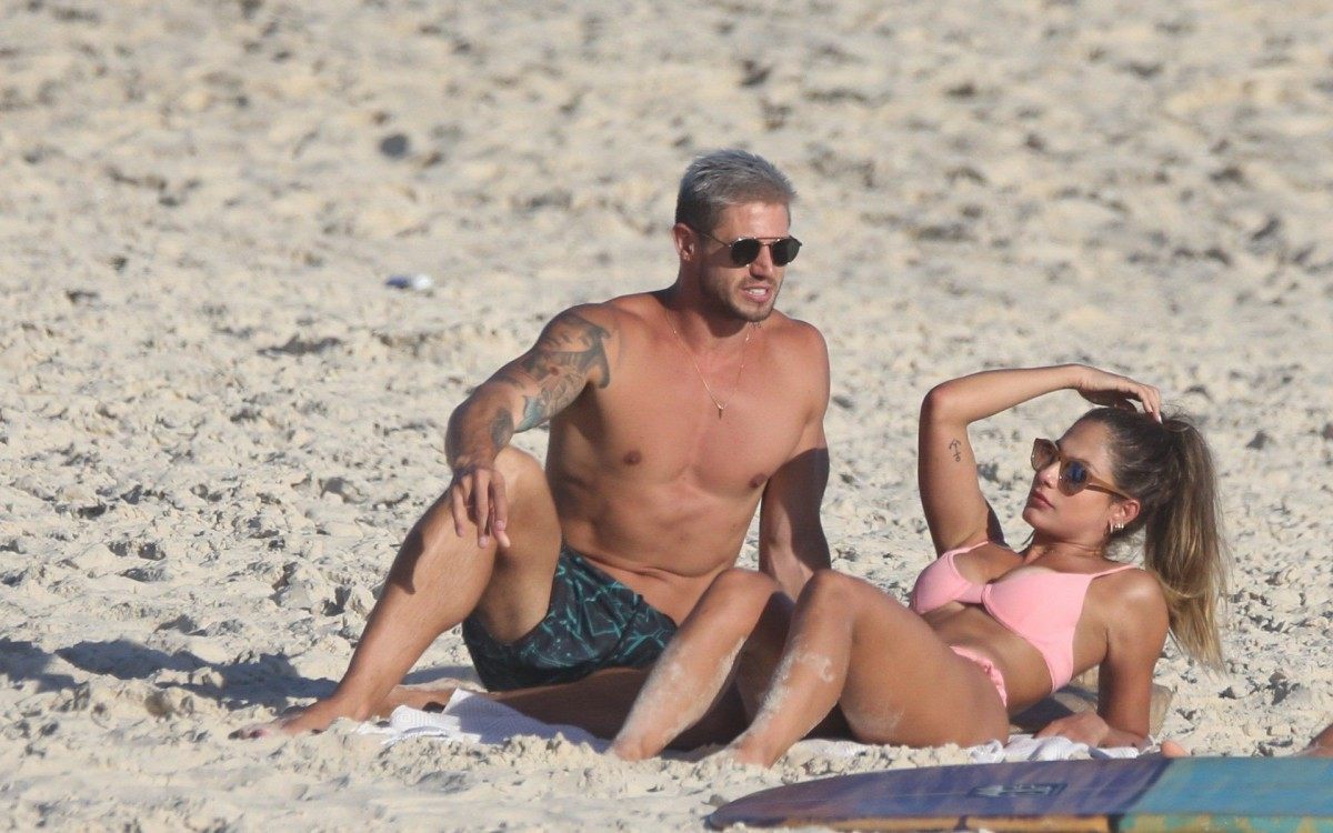 Ex-BBBs Jonas Sulzbach e Mari Gonzalez curtem tarde de sol na Praia da Barra da Tijuca, na Zona Oeste do Rio