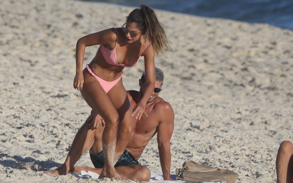 Ex-BBBs Jonas Sulzbach e Mari Gonzalez curtem tarde de sol na Praia da Barra da Tijuca, na Zona Oeste do Rio