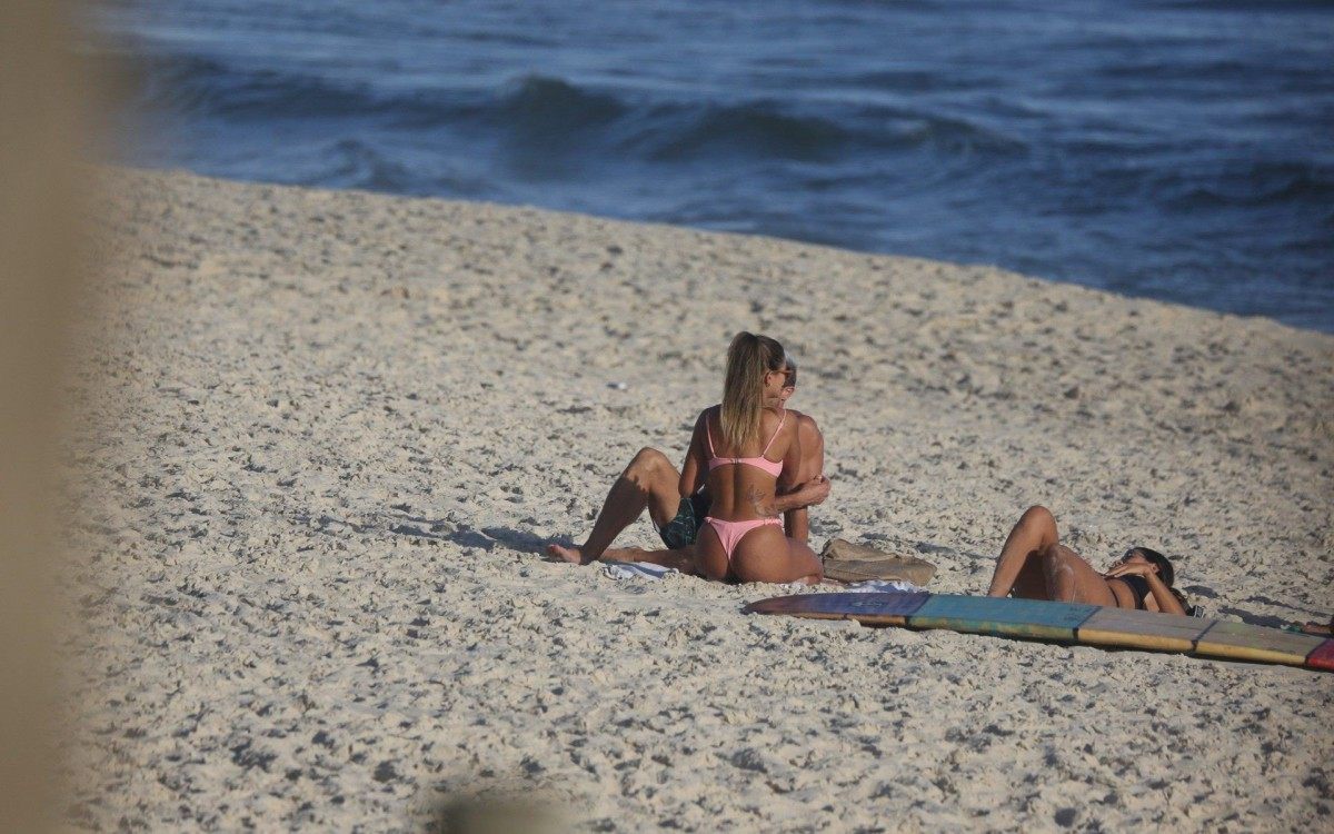 Ex-BBBs Jonas Sulzbach e Mari Gonzalez curtem tarde de sol na Praia da Barra da Tijuca, na Zona Oeste do Rio