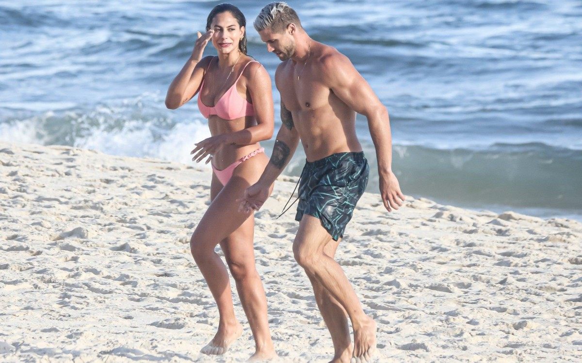 Ex-BBB Jonas e Mari Gonzalez curtem dia de sol na Praia da Barra da Tijuca, na Zona Oeste do Rio