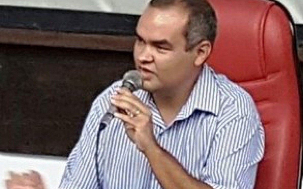 Aniceto é professor da Uerj, onde criou em 1996 um grupo de pesquisa sobre a história do município, o qual já promoveu cursos, palestras, exposições e livros do assunto - Divulgação