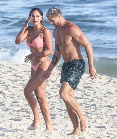 Ex-BBB Jonas e Mari Gonzalez curtem dia de sol na Praia da Barra da Tijuca, na Zona Oeste do Rio - Gabriel Reis / Ag. News