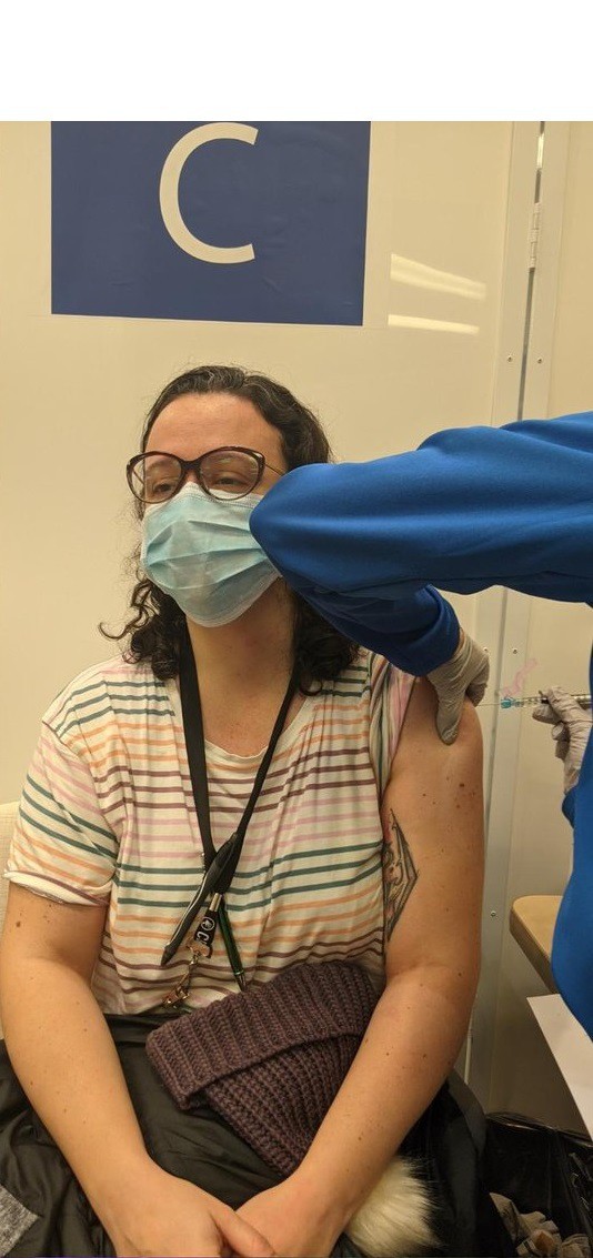 Brasileira que vive no Canadá foi imunizada nesta sexta-feira