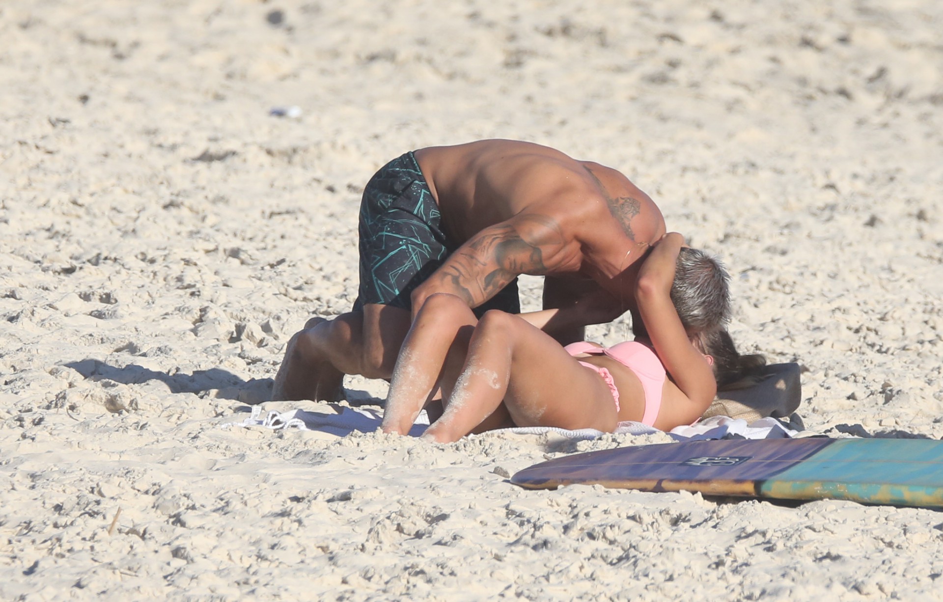 Ex-BBBs Jonas e Mari Gonzalez esquentam o clima em praia do Rio