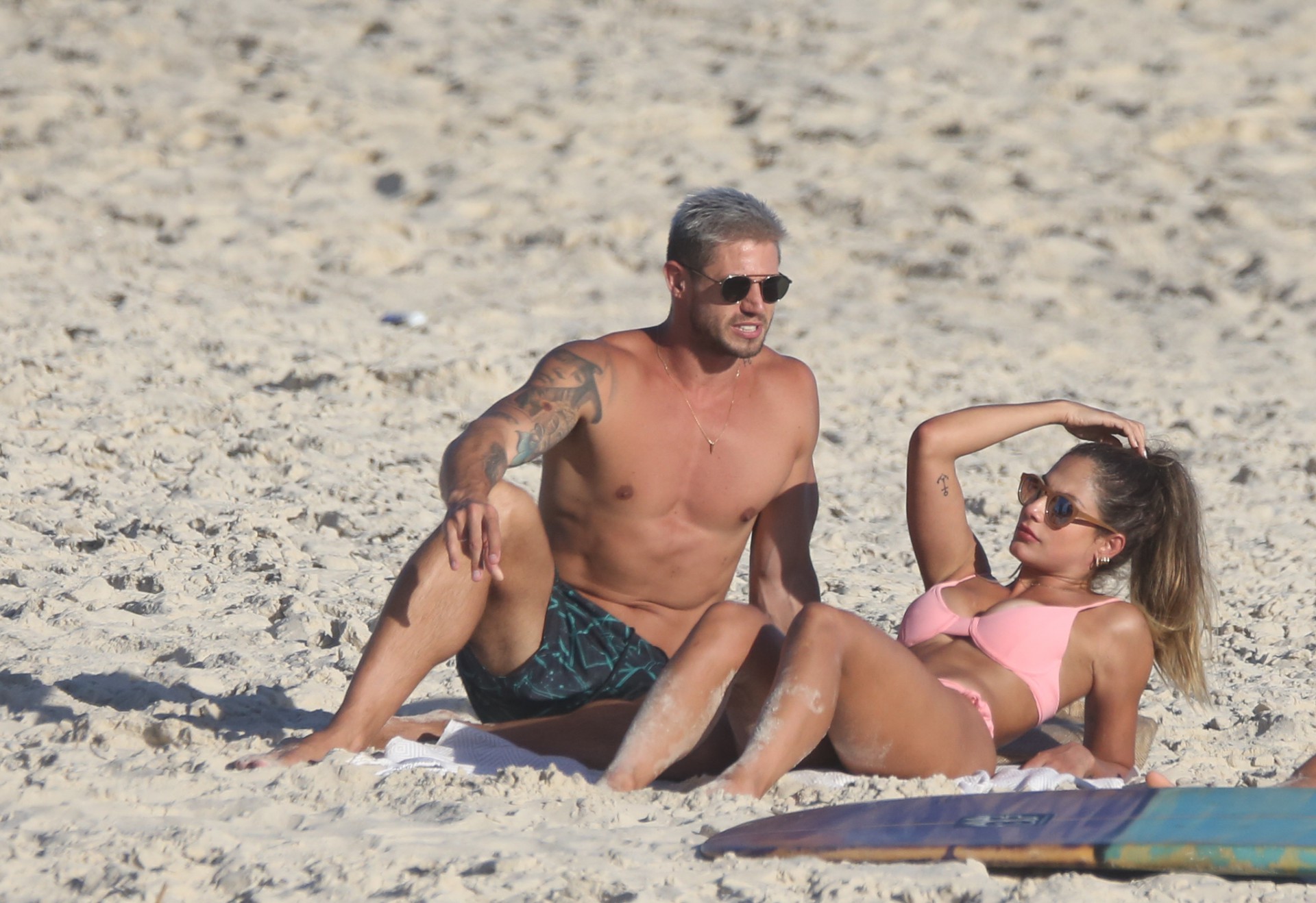 Ex-BBBs Jonas Sulzbach e Mari Gonzalez curtem tarde de sol na Praia da Barra da Tijuca, na Zona Oeste do Rio - Gabriel Reis / Ag. News