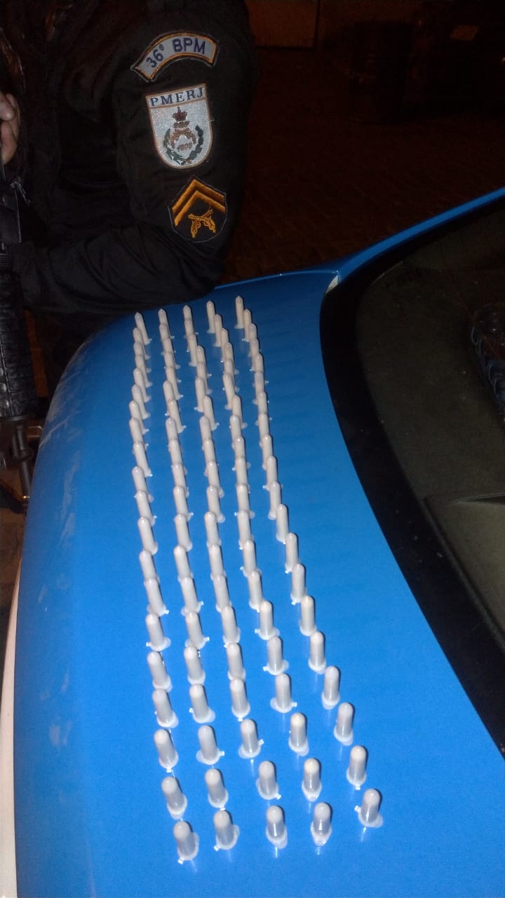 Durante revista foram apreendidos 100 pinos de cocaína e R$ 10. - Foto: divulgação