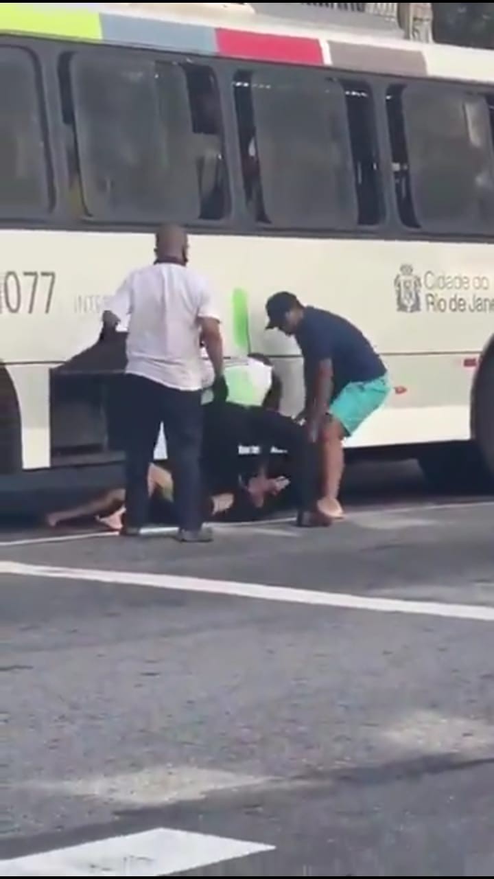 Vídeo: Homem se esconde debaixo de ônibus para fugir de agentes da Segurança Presente, em Copacabana