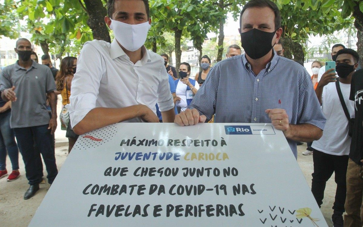O prefeito Eduardo Paes participa, com o secret&aacute;rio especial da Juventude Carioca (JUVRio), Salvino Oliveira, da inaugura&ccedil;&atilde;o do primeiro Memorial da Luta da Juventude no enfrentamento &agrave; covid-19 - Estefan Radovicz / Ag&ecirc;ncia O Dia