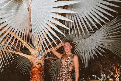 Claudia Raia faz tratamento para deixar bumbum empinado