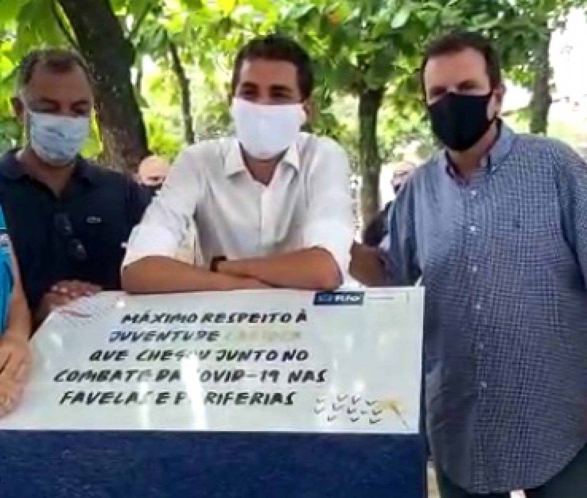 Paes e Salvino inauguraram a primeira placa na Cidade de Deus - Aline Cavalcante/O DIA