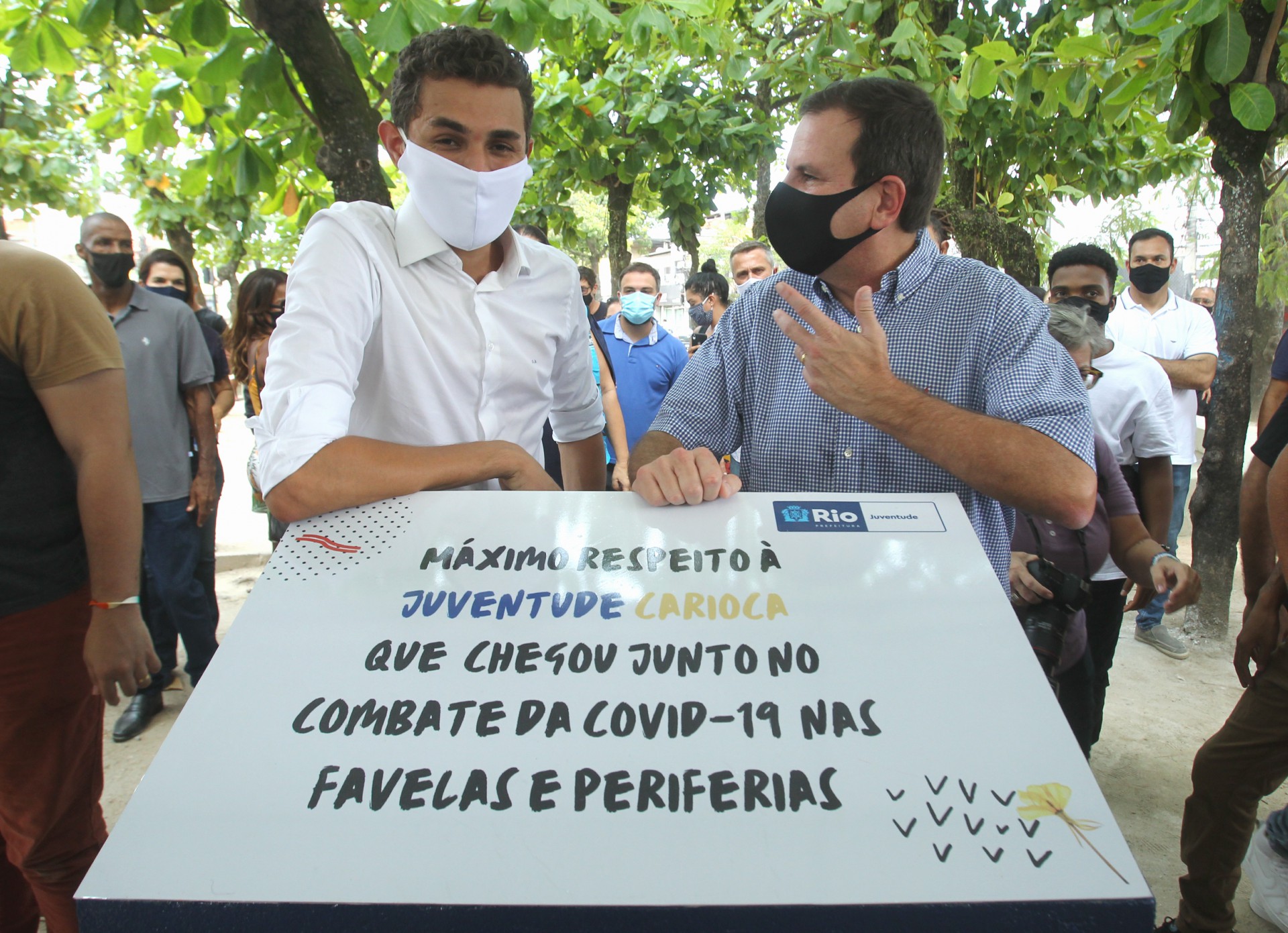 O prefeito Eduardo Paes participa, com o secret&aacute;rio especial da Juventude Carioca (JUVRio), Salvino Oliveira, da inaugura&ccedil;&atilde;o do primeiro Memorial da Luta da Juventude no enfrentamento &agrave; covid-19 - Estefan Radovicz / Ag&ecirc;ncia O Dia