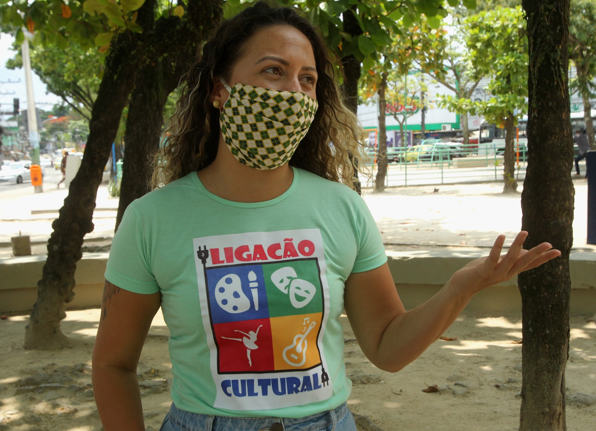 O prefeito Eduardo Paes participa, com o secretário especial da Juventude Carioca (JUVRio), Salvino Oliveira, da inauguração do primeiro Memorial da Luta da Juventude no enfrentamento à Covid-19. A homenagem será instalada na Praça Padre Júlio Groten, na Cidade de Deus. Na foto, Samantha Messíades, do projeto,Ligação Cultural. - Estefan Radovicz / Agencia O Dia