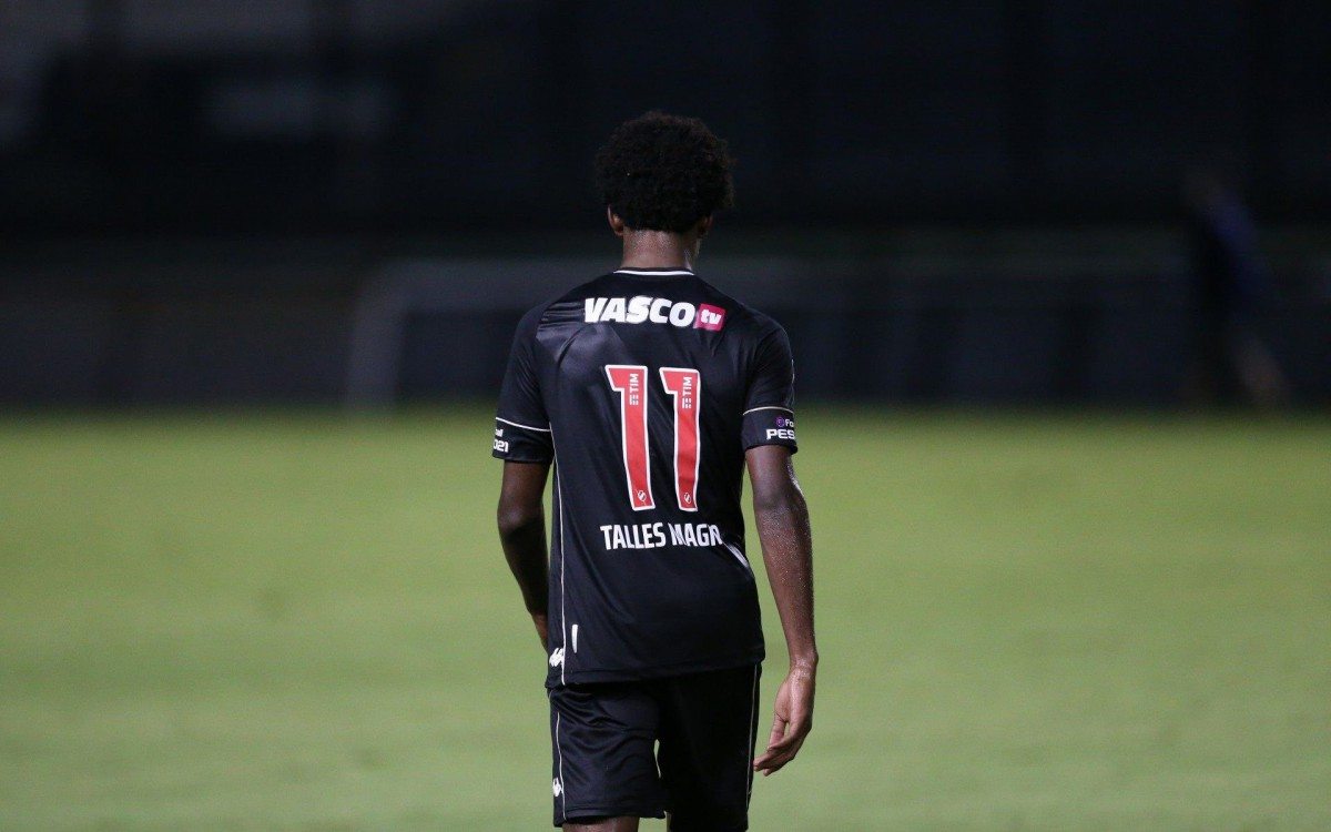 Vasco e Botafogo se enfrentam  pelo Campeonato Brasileiro, rodada 29. O atacante Talles Magno