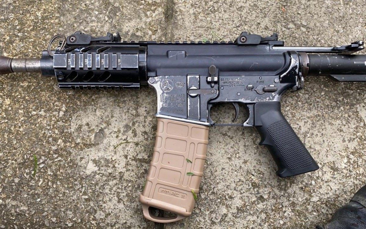 Em São Gonçalo, PMs apreenderam fuzil e pistola. Dois suspeitos foram mortos em confronto