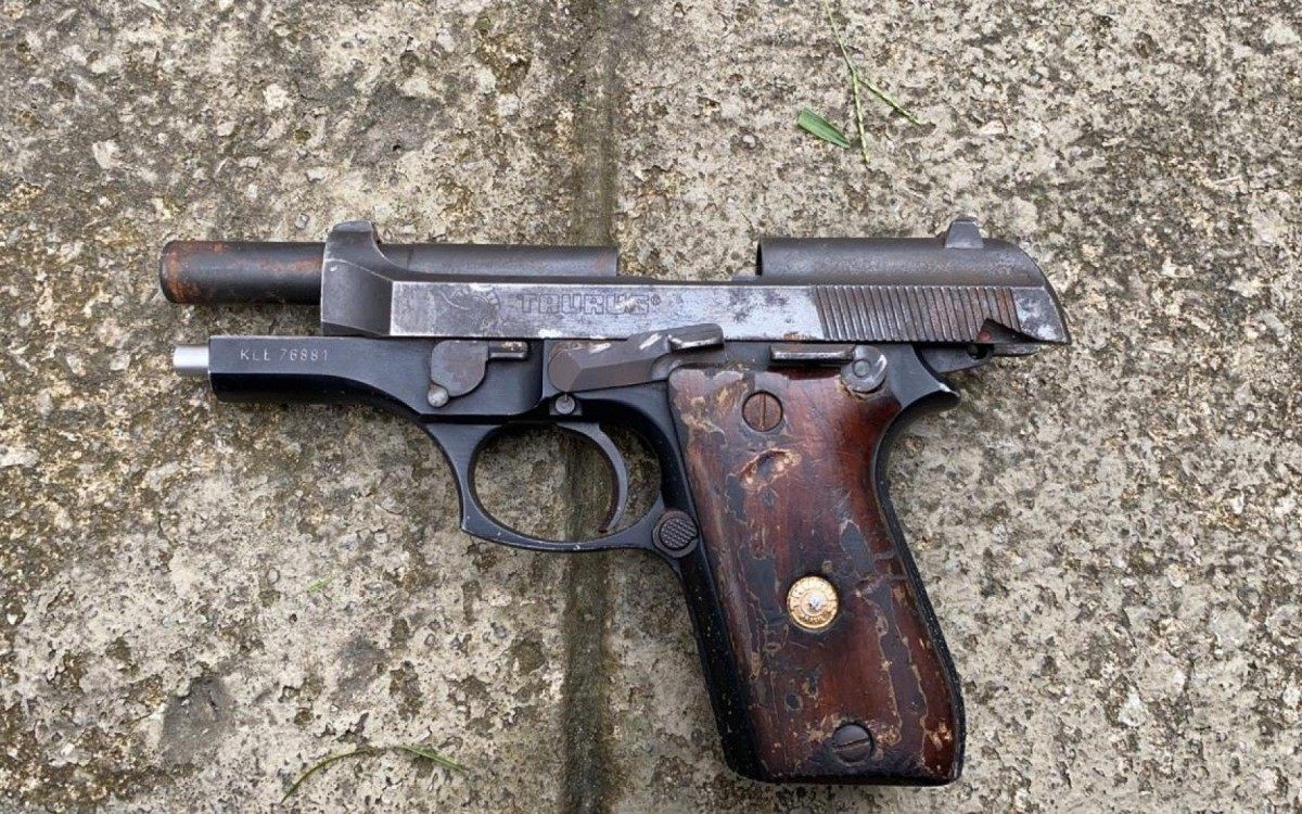 Em São Gonçalo, PMs apreenderam fuzil e pistola. Dois suspeitos foram mortos em confronto