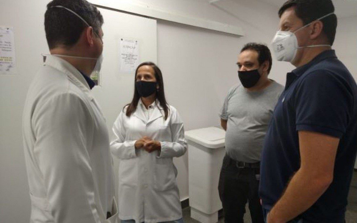 Prefeito interino, Hingo Hammes, com o secretário de Saúde, Aloisio Barbosa Filho, a gerente de enfermagem, Márcia Vieira Dias, e o diretor administrativo do HMNSE, Sergio Morelli - Divulgação/Ascom