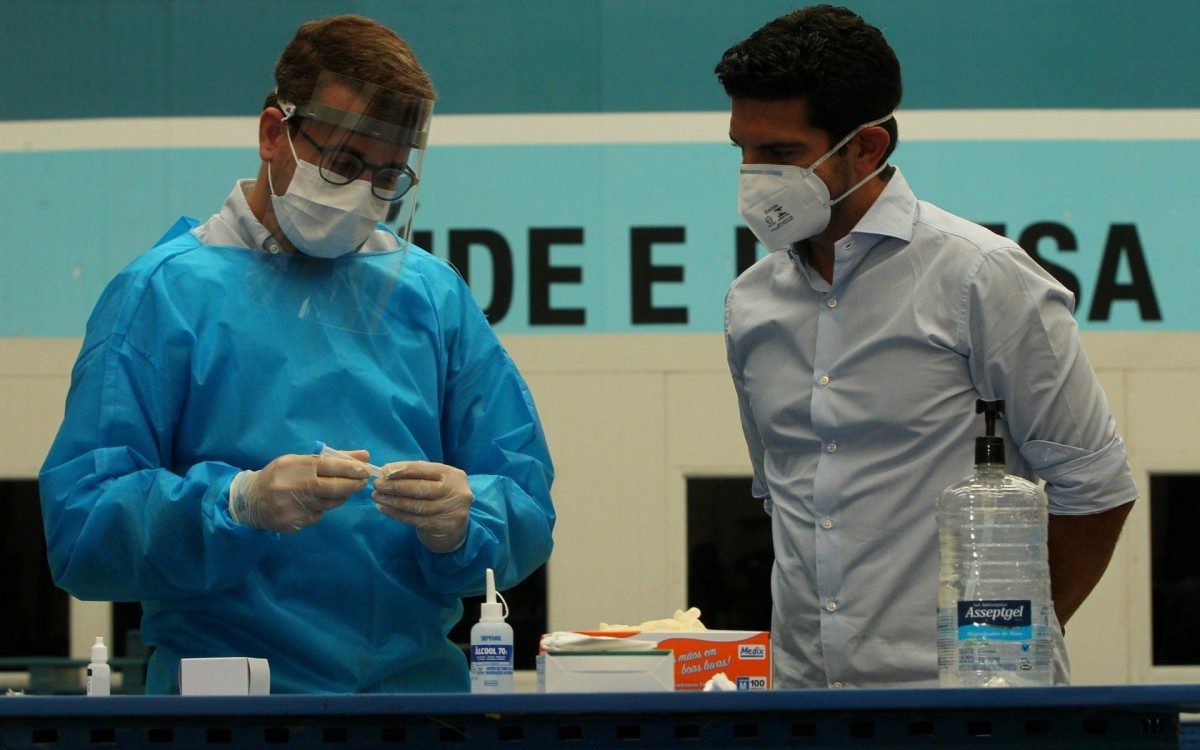 Secret&aacute;rio municipal de Sa&uacute;de, Daniel Soranz, aplicou o teste no membro do comit&ecirc; gestor do movimento Uni&atilde;o Rio, Eduardo P&aacute;dua - Estefan Radovicz / Agencia O Dia