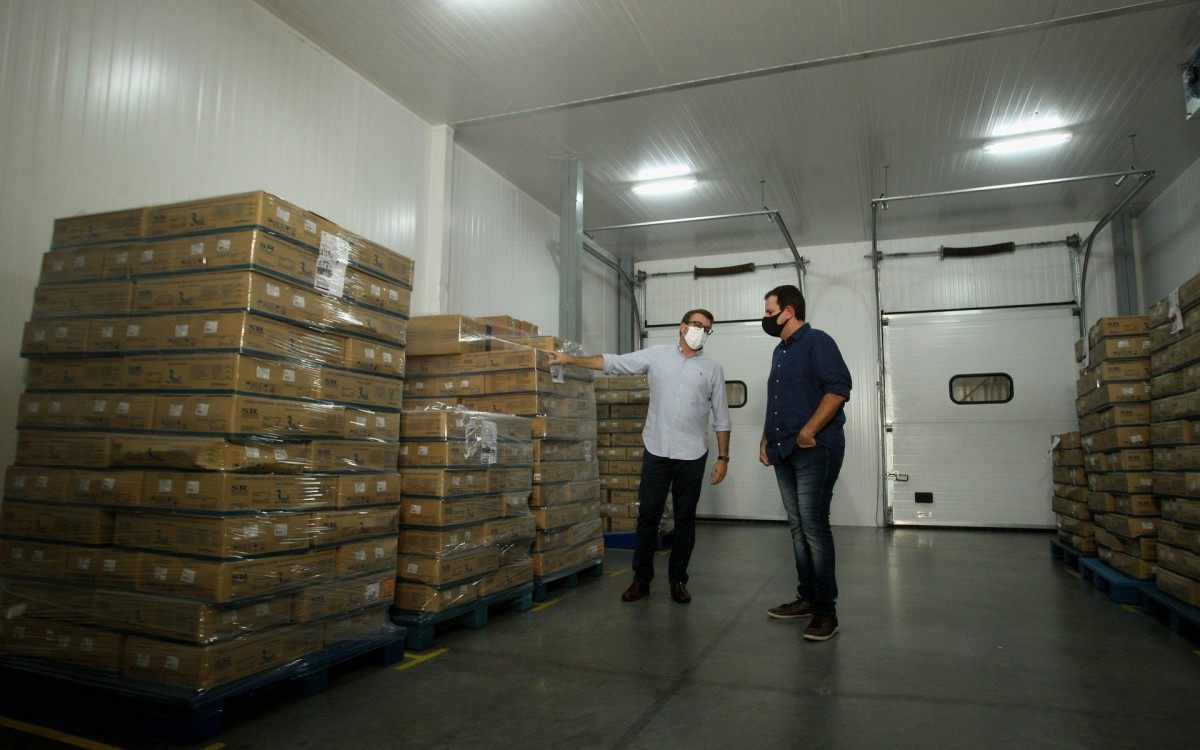  O prefeito Eduardo Paes e o secret&aacute;rio municipal de Sa&uacute;de, Daniel Soranz, recebem lote com 10 mil testes para Covid-19, que ser&aacute; utilizado para testagem de 450 mil pessoas, j&aacute; a partir da pr&oacute;xima semana. A entrega foi feita e apresentadas hoje para a  imprensa na Central de Log&iacute;stica da Secretaria Municipal de Sa&uacute;de (SMS), em Jacarepagu&aacute;. 