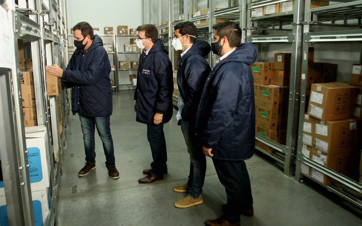  O prefeito Eduardo Paes e o secret&aacute;rio municipal de Sa&uacute;de, Daniel Soranz, recebem lote com 10 mil testes para Covid-19, que ser&aacute; utilizado para testagem de 450 mil pessoas, j&aacute; a partir da pr&oacute;xima semana. A entrega foi feita e apresentadas hoje para a  imprensa na Central de Log&iacute;stica da Secretaria Municipal de Sa&uacute;de (SMS), em Jacarepagu&aacute;. 