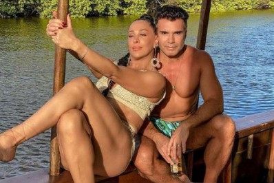 Claudia Raia posa com marido em passeio de barco