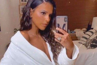 Vídeo! De roupão, Marina Rios sensualiza nas redes sociais