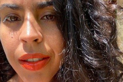 Bela Gil posa nua no Dia do Sexo e ganha elogio do ex-marido: 'Linda'