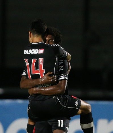 Autor do primeiro gol do Vasco,  de cabeça, Talles Magno recebe o abraço de Germán Cano (14)