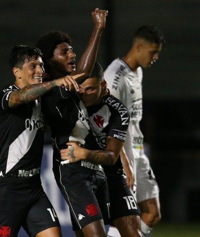 De braço erguido, Talles Magno é saudado por Cano e Bruno Gomes na comemoração do primeiro gol