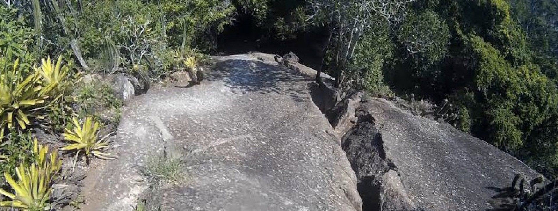 Bandidos foram presos em flagrante logo após o crime, por policiais militares na descida da trilha de Itacoatiara, em Niterói (que liga a Pedra do Elefante em Maricá com Niterói) - Foto: Carlos Alberto