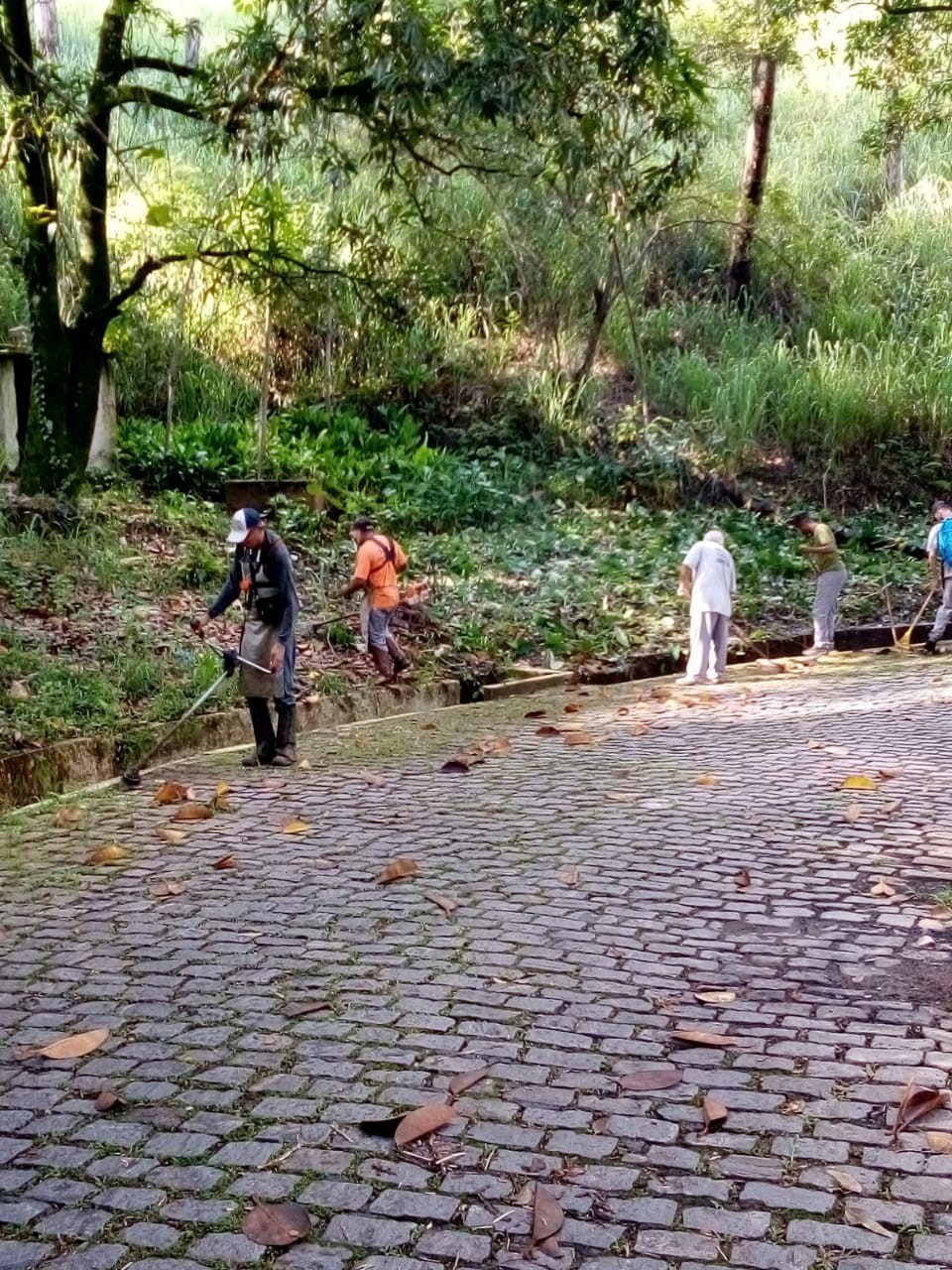 Secretaria Municipal de Infraestrutura realiza limpeza do Cemitério Municipal Bom Jardim Isidório Ribeiro, no Retiro.