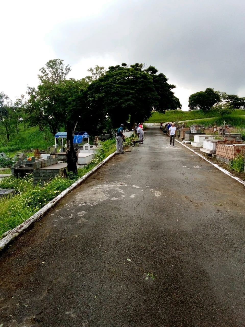 Secretaria Municipal de Infraestrutura realiza limpeza do Cemitério Municipal Bom Jardim Isidório Ribeiro, no Retiro. - Divulgação/PMVR