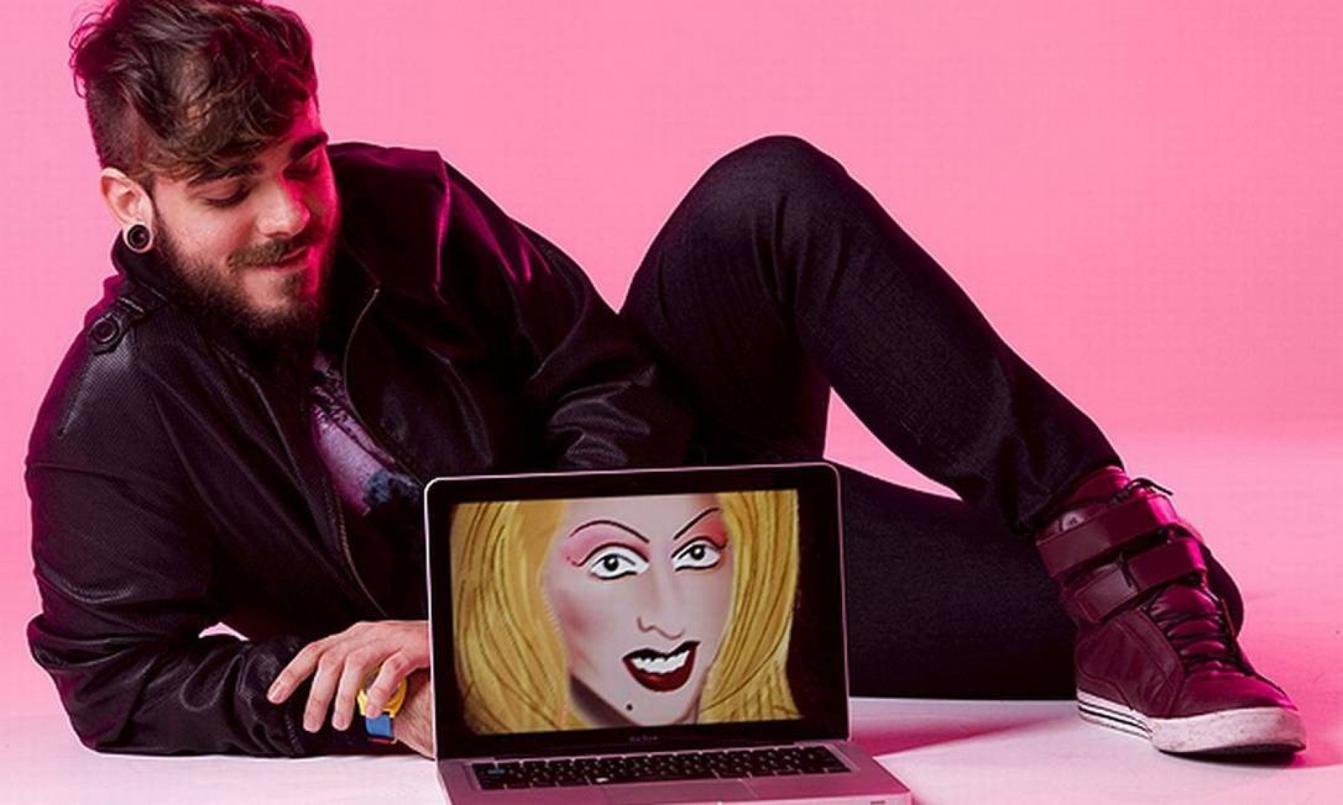 O influenciador digital Daniel Carvalho criou a personagem Katylene, uma travesti moradora de Xer&eacute;m, na Baixada Fluminense