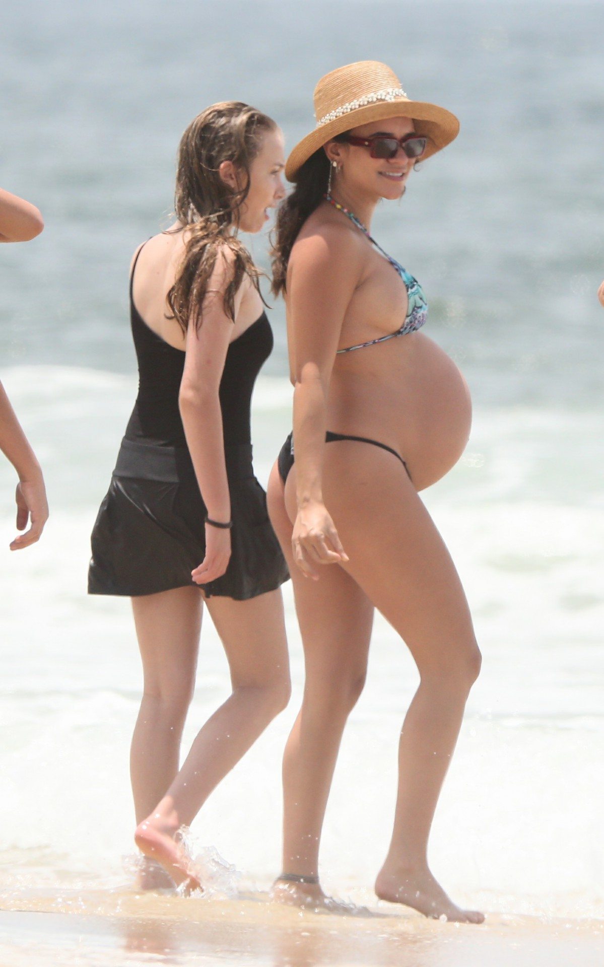 Aos nove meses de gestação, Talita Younan curte dia de sol na Praia da Barra da Tijuca, na Zona Oeste do Rio, nesta segunda-feira