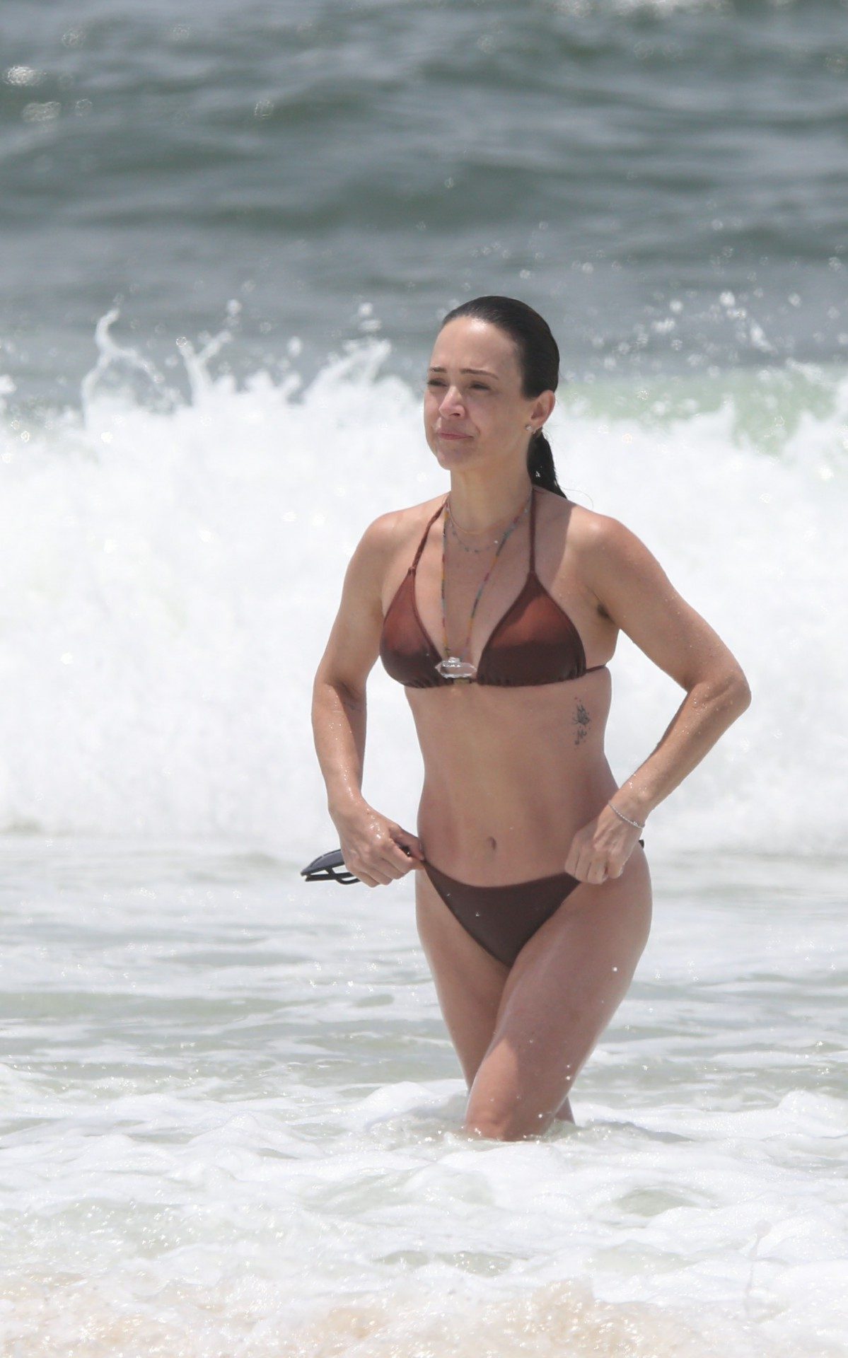 Gabriela Duarte aproveita manhã de sol para dar um mergulho na Praia da Barra da Tijuca, na Zona Oeste do Rio, nesta segunda-feira