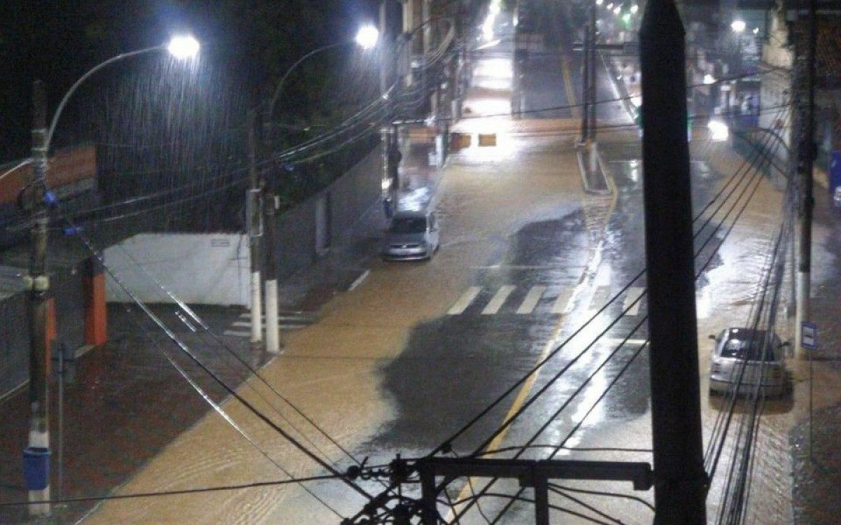 Região próxima ao viaduto que é cartão postal da cidade também ficou alagada - Reprodução/Rede social