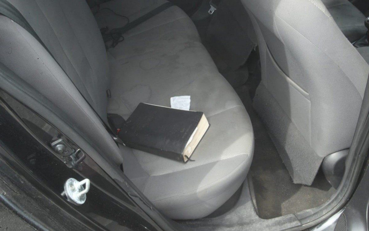 No carro de motorista, que atropelou ciclista, tinha uma bíblia 