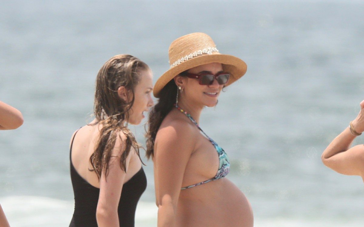 Aos nove meses de gesta&ccedil;&atilde;o, Talita Younan curte dia de sol na Praia da Barra da Tijuca, na Zona Oeste do Rio, nesta segunda-feira