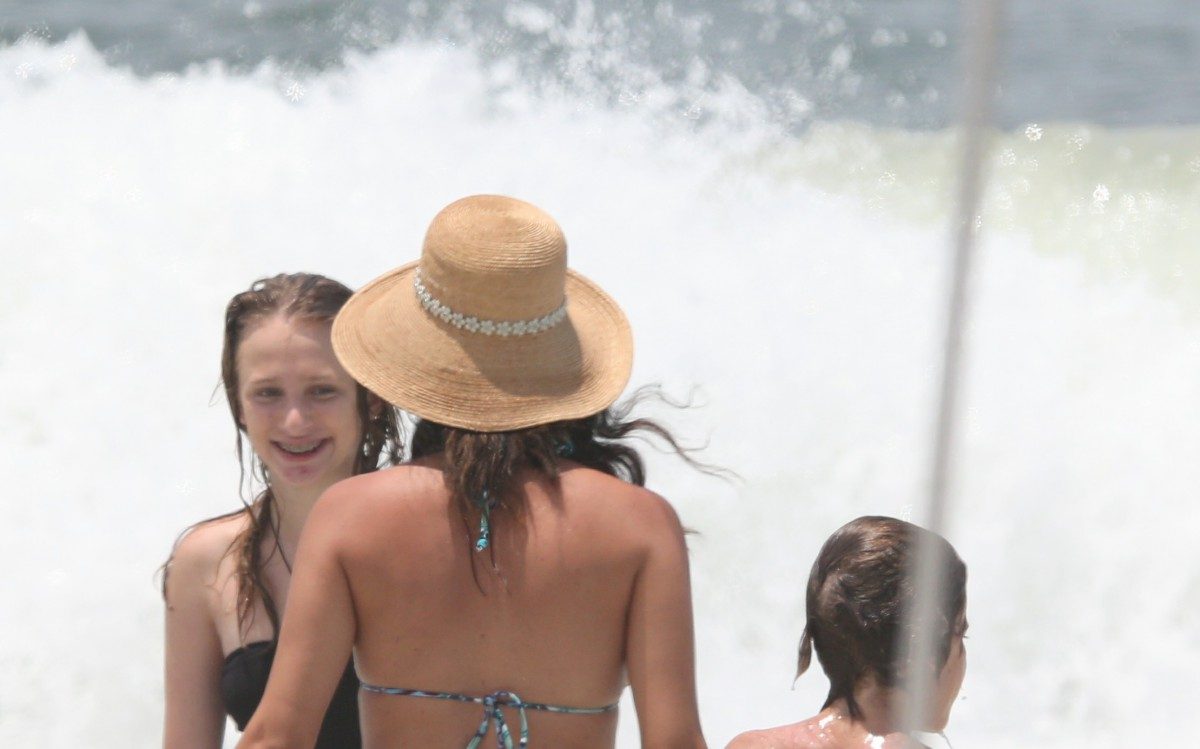 Aos nove meses de gesta&ccedil;&atilde;o, Talita Younan curte dia de sol na Praia da Barra da Tijuca, na Zona Oeste do Rio, nesta segunda-feira