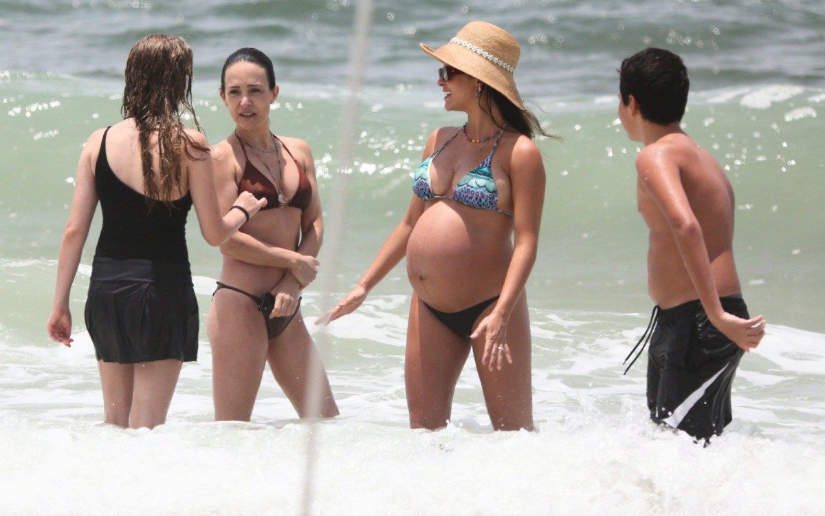 Talita Younan e a cunhada, Gabriela Duarte, curtem dia de praia juntas na Barra da Tijuca, na Zona Oeste do Rio