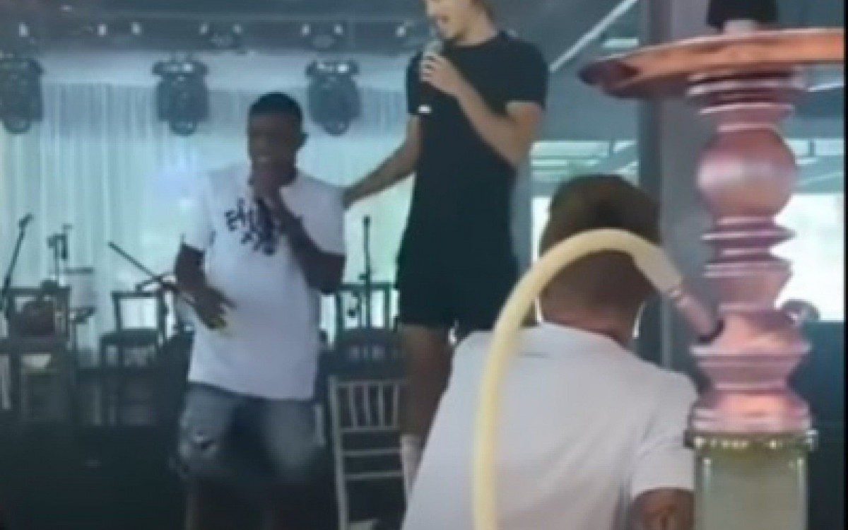 Jogadores do Botafogo em festa de despedida de Honda com pagode e churrasco