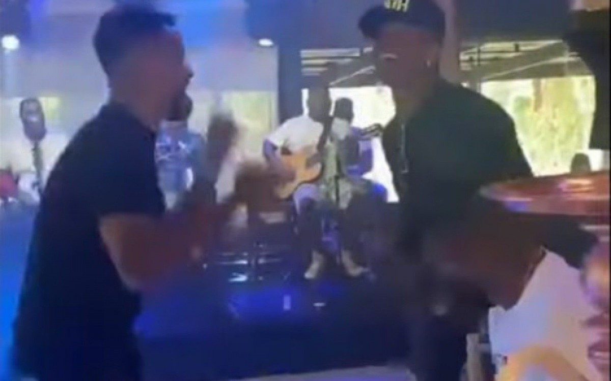 Os volantes Caio Alexandre e Rentería aparecem no vídeo curtindo a festa com o grupo de pagode contratado para o evento