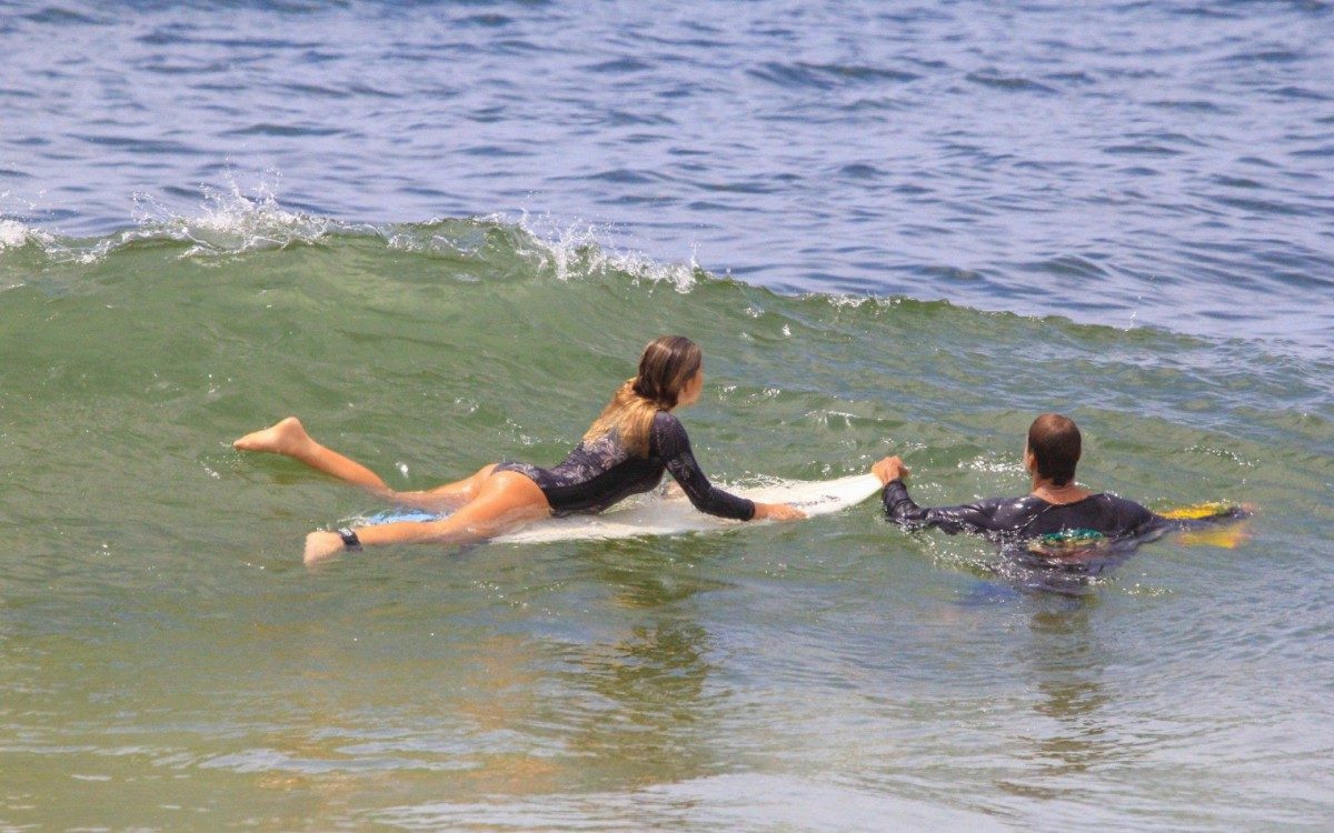 Marcos Palmeira acompanha aula de surfe da filha, Julia Matner, na Praia do Leblon, na Zona Sul do Rio, na manhã desta segunda-feira