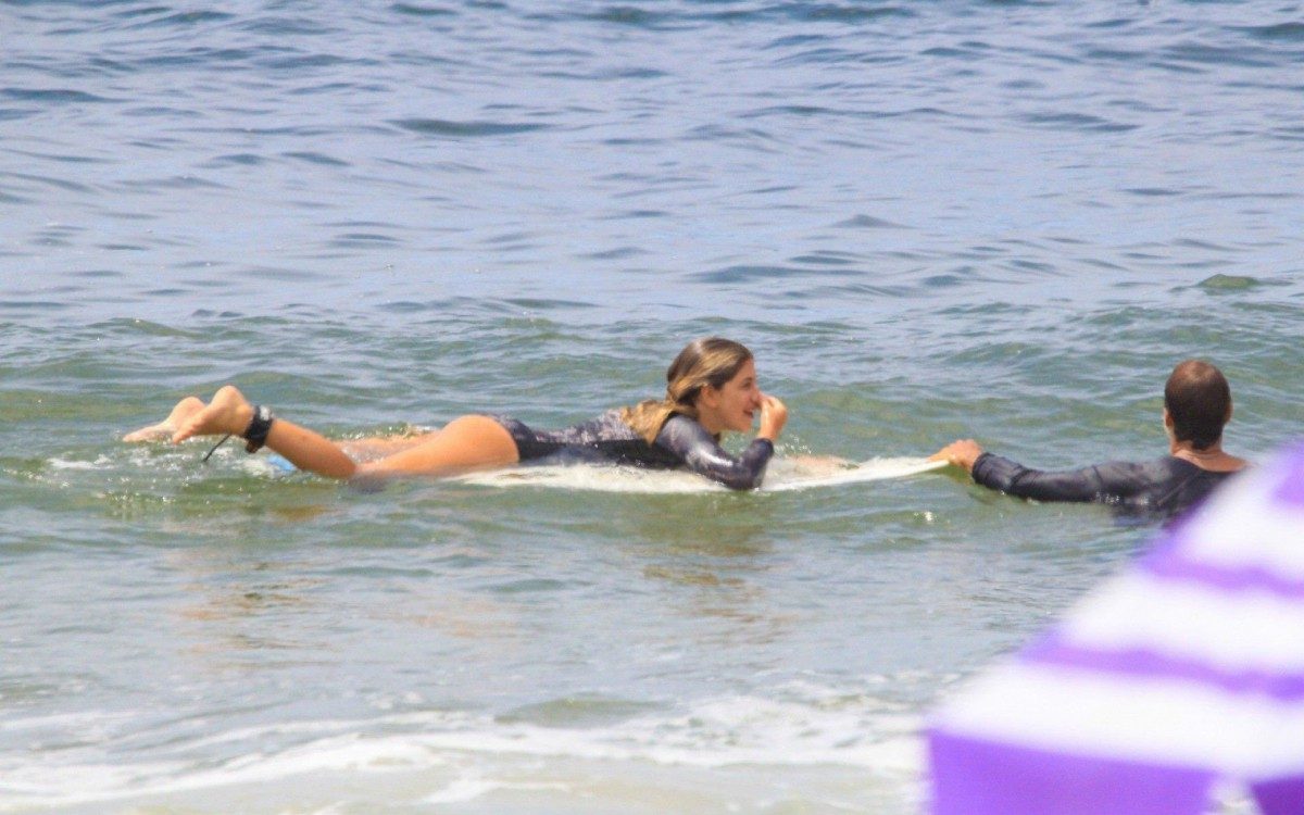Marcos Palmeira acompanha aula de surfe da filha, Julia Matner, na Praia do Leblon, na Zona Sul do Rio, na manhã desta segunda-feira