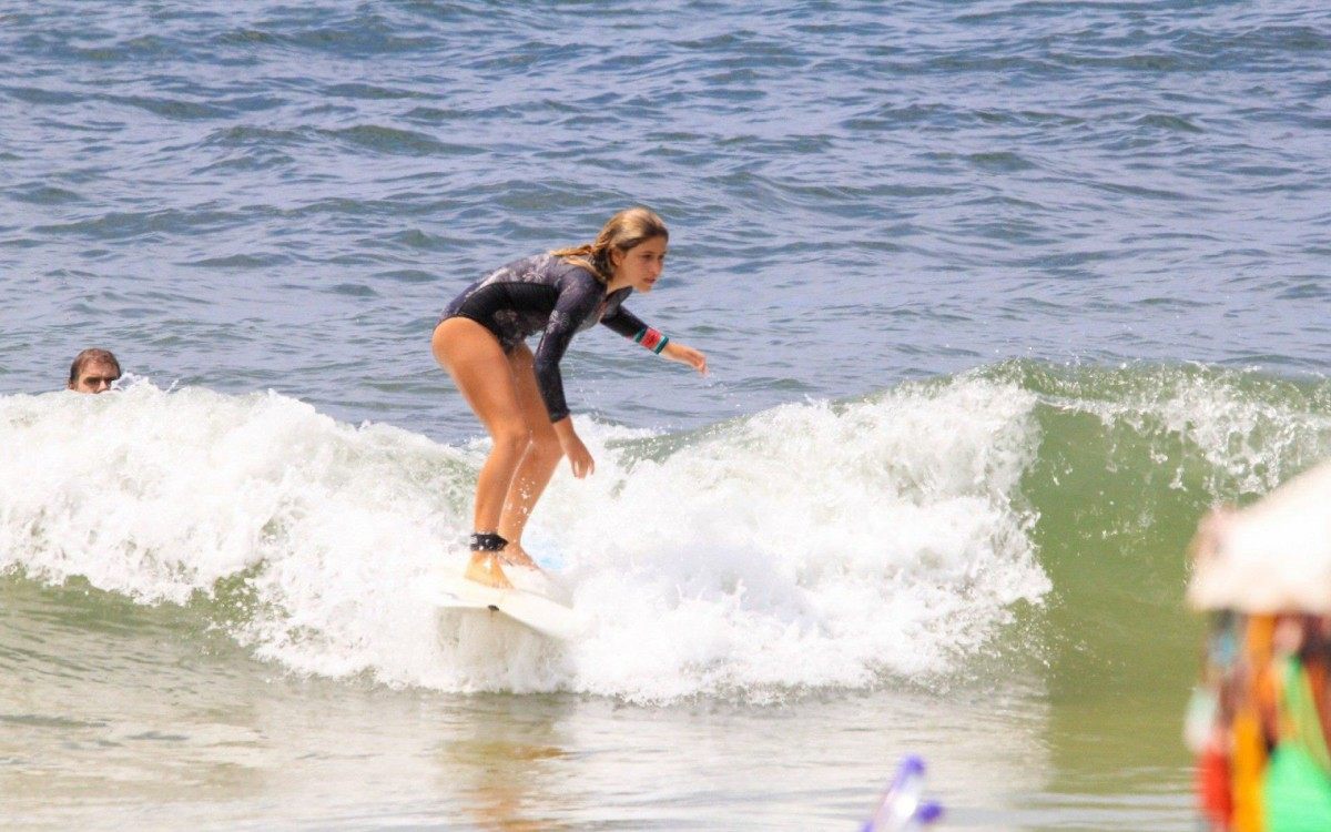 Marcos Palmeira acompanha aula de surfe da filha, Julia Matner, na Praia do Leblon, na Zona Sul do Rio, na manhã desta segunda-feira