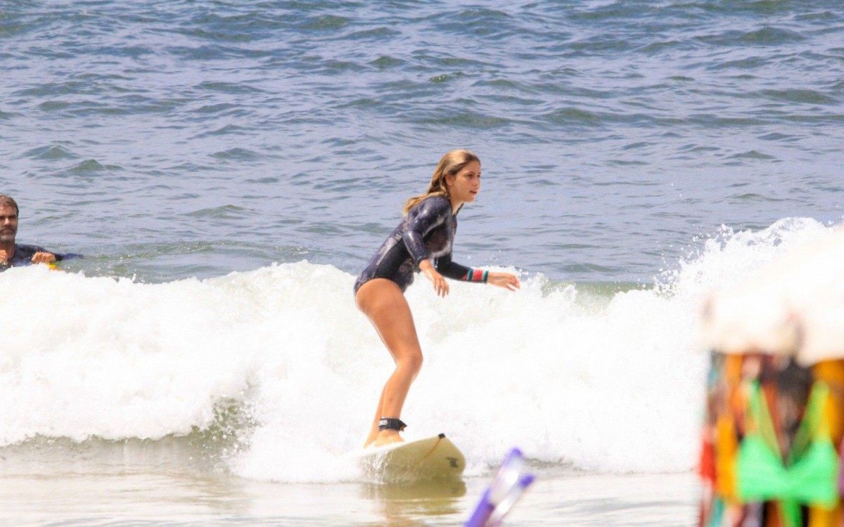 Marcos Palmeira acompanha aula de surfe da filha, Julia Matner, na Praia do Leblon, na Zona Sul do Rio, na manhã desta segunda-feira